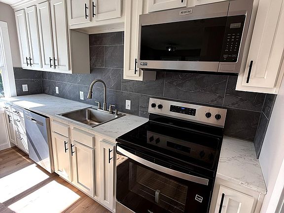 4th image of 207 N Sumner St