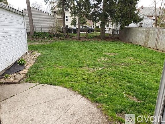 3rd image of 823 Curtis Ave