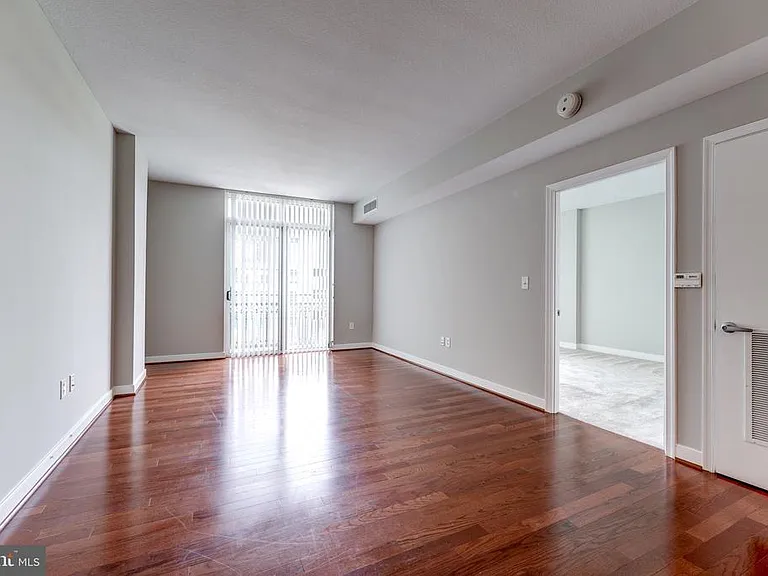 155 Potomac #432 — Photo 9