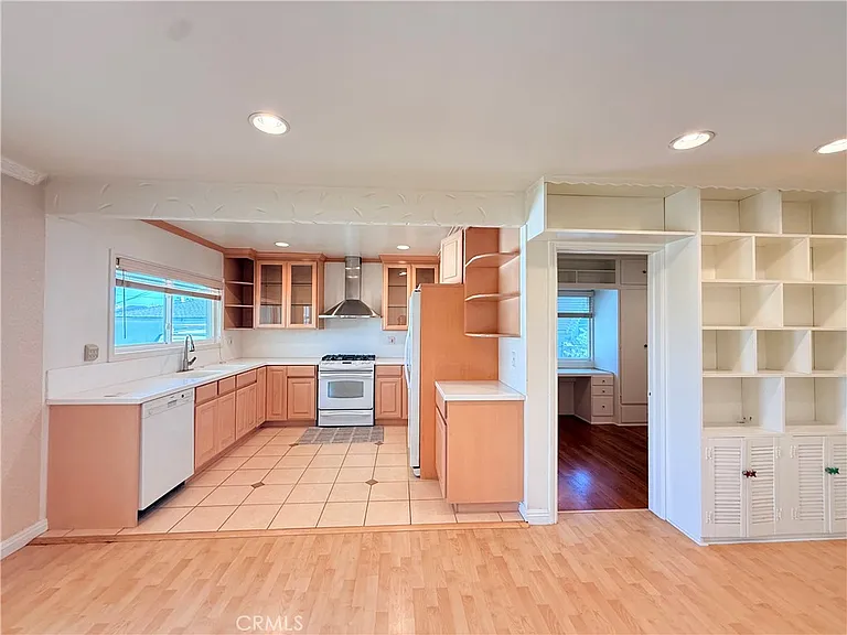 1036 S Hidalgo Ave — Photo 13
