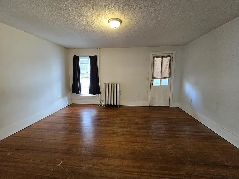 111 Osborne St — Photo 2