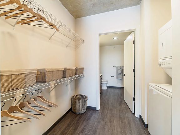 5th image of 210 N Ashland Ave #708