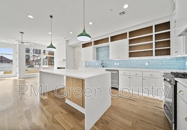 118 E Elgin St — Photo 12