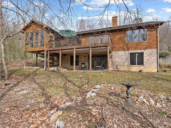 5th image of 121 Grouse Dr