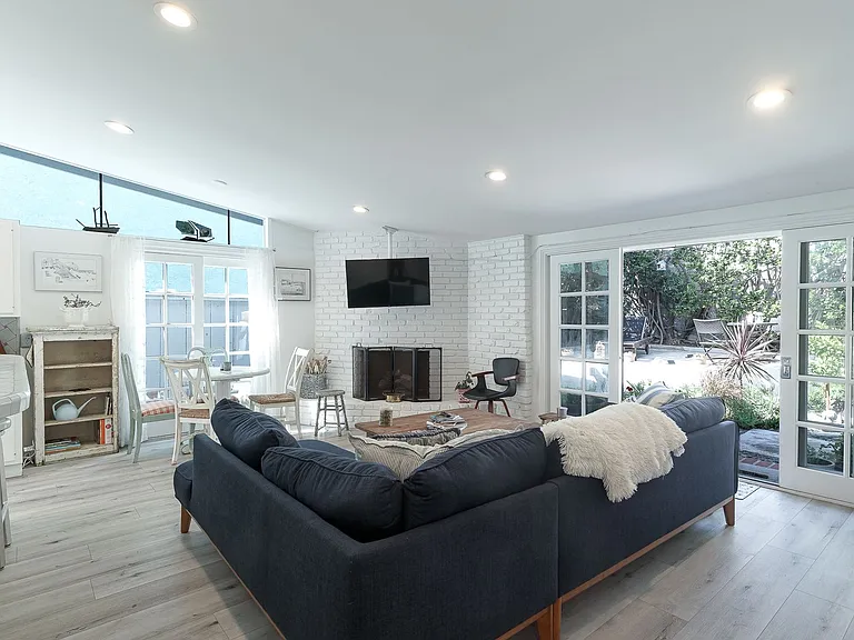 1089 Belfast Ln — Photo 1