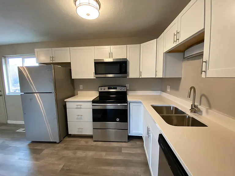 373 Lakewood Dr — Photo 2