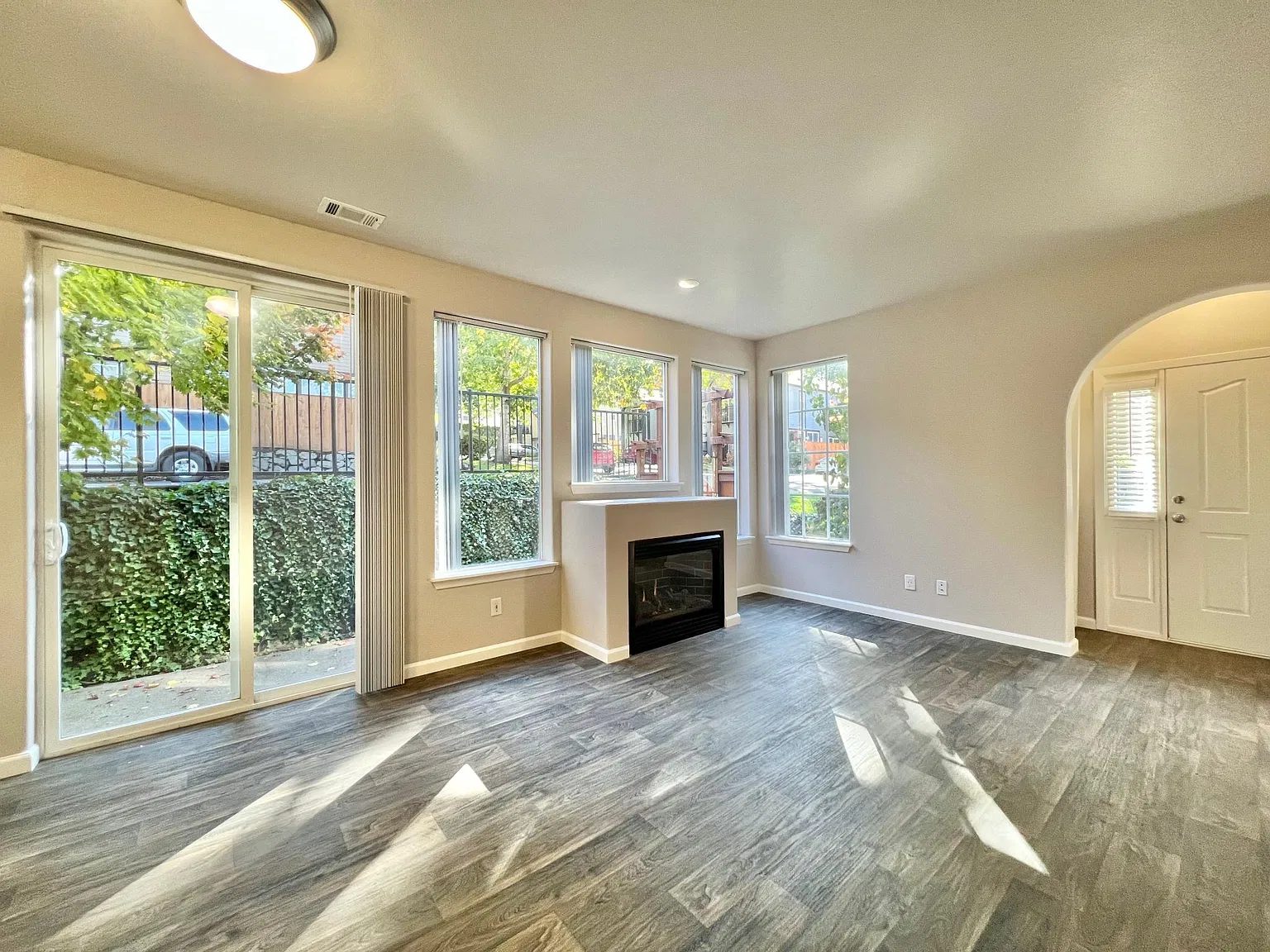 2 bed, 1220 sqft, $2,199 — Photo 3