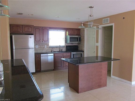 4th image of 308 Dania St