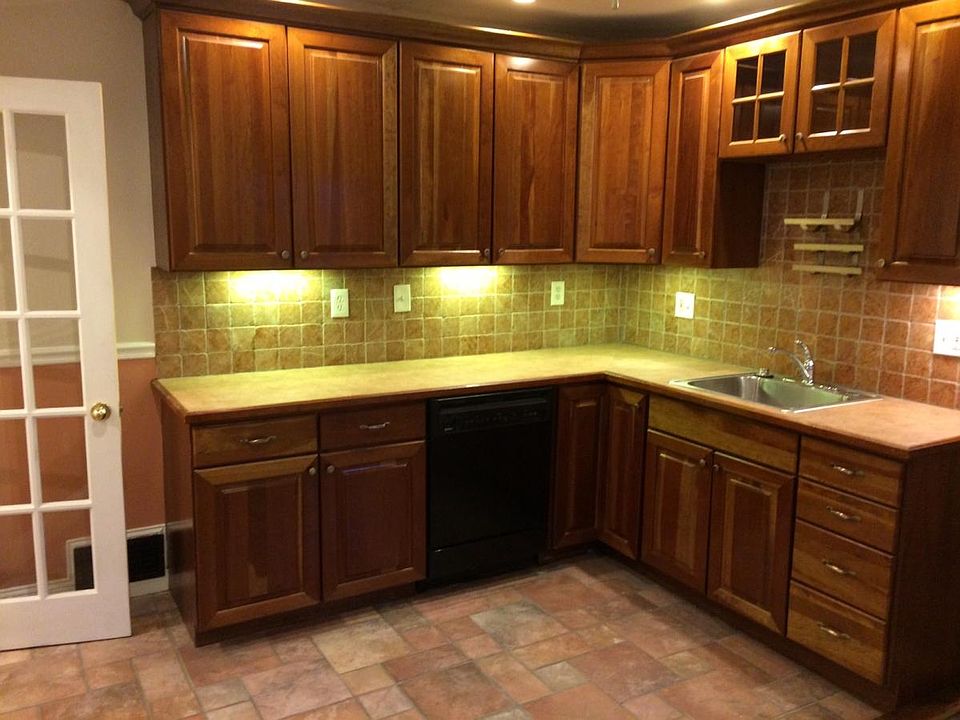 Renovated, eat in Kitchen
