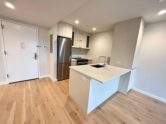 5th image of 555 Waverly Ave APT 6E