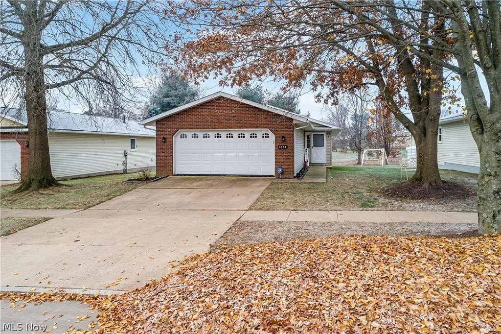 1664 Oakwood Cir photo 1