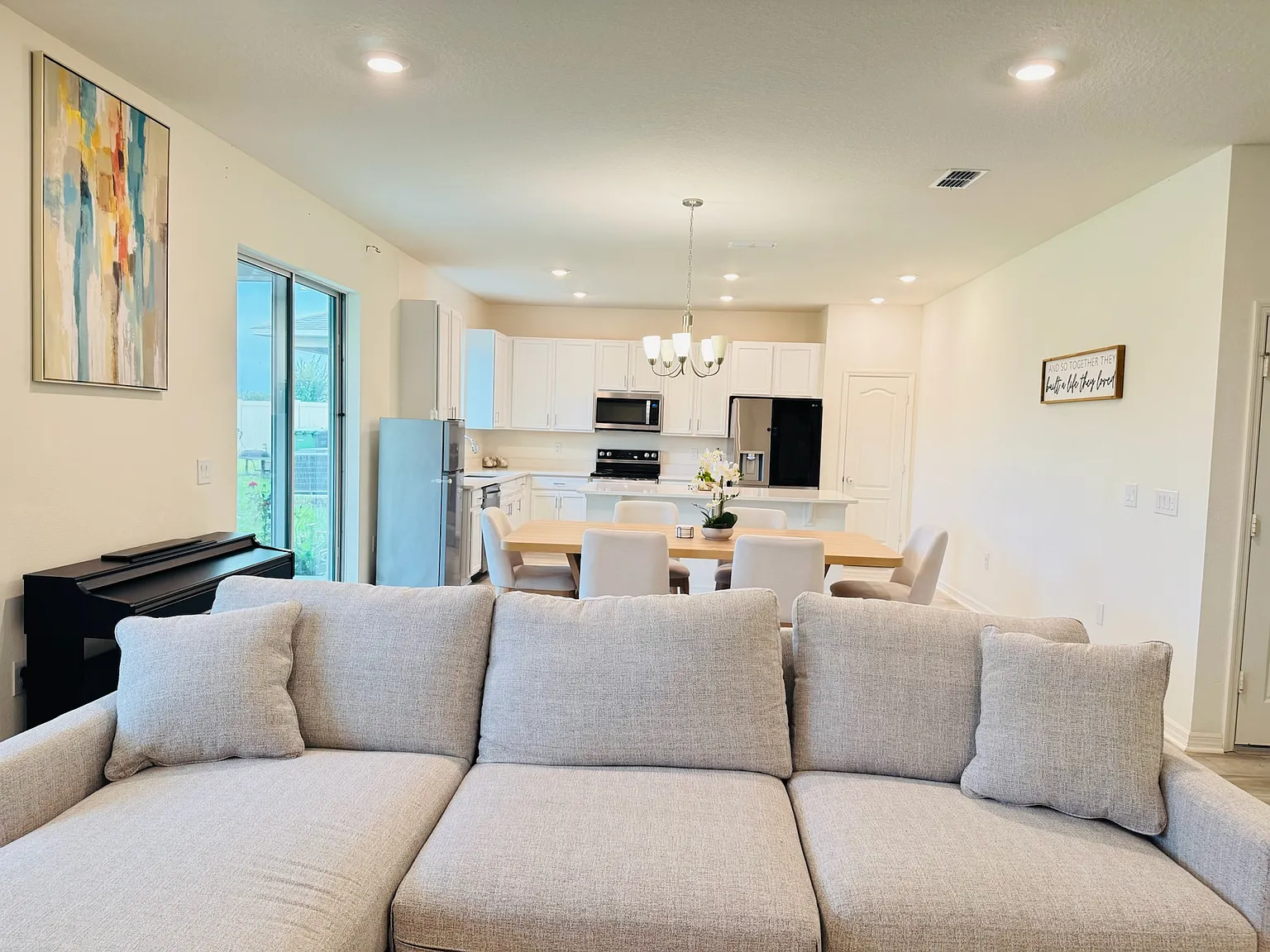 5 bed, 2560 sqft, $3,000 — Photo 4