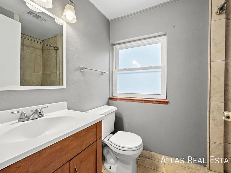 2020 N Oneida St — Photo 28