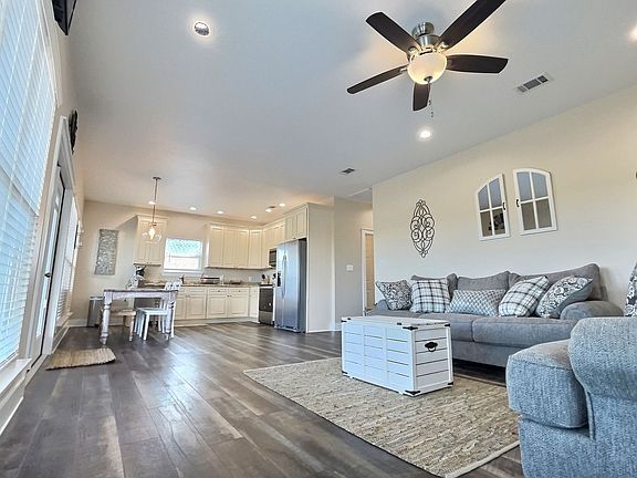 4th image of 8724 W Simmons Bayou Dr