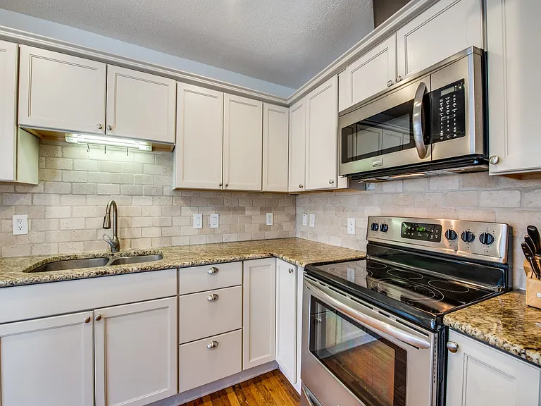 102 Wellesley Blvd — Photo 9
