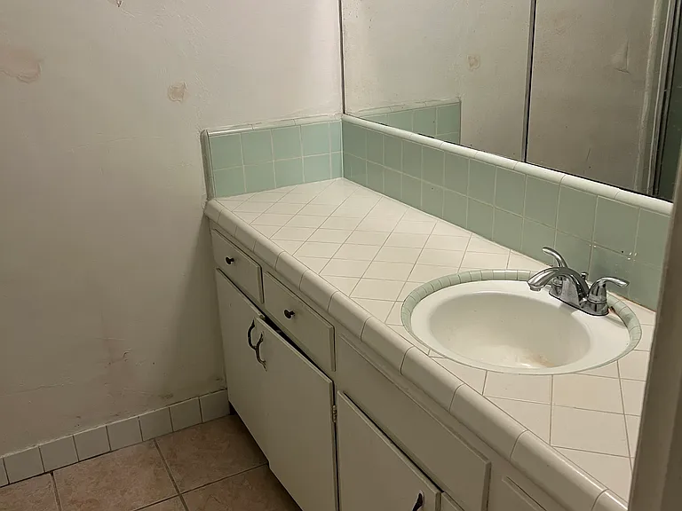 16515 Victory Blvd — Photo 8