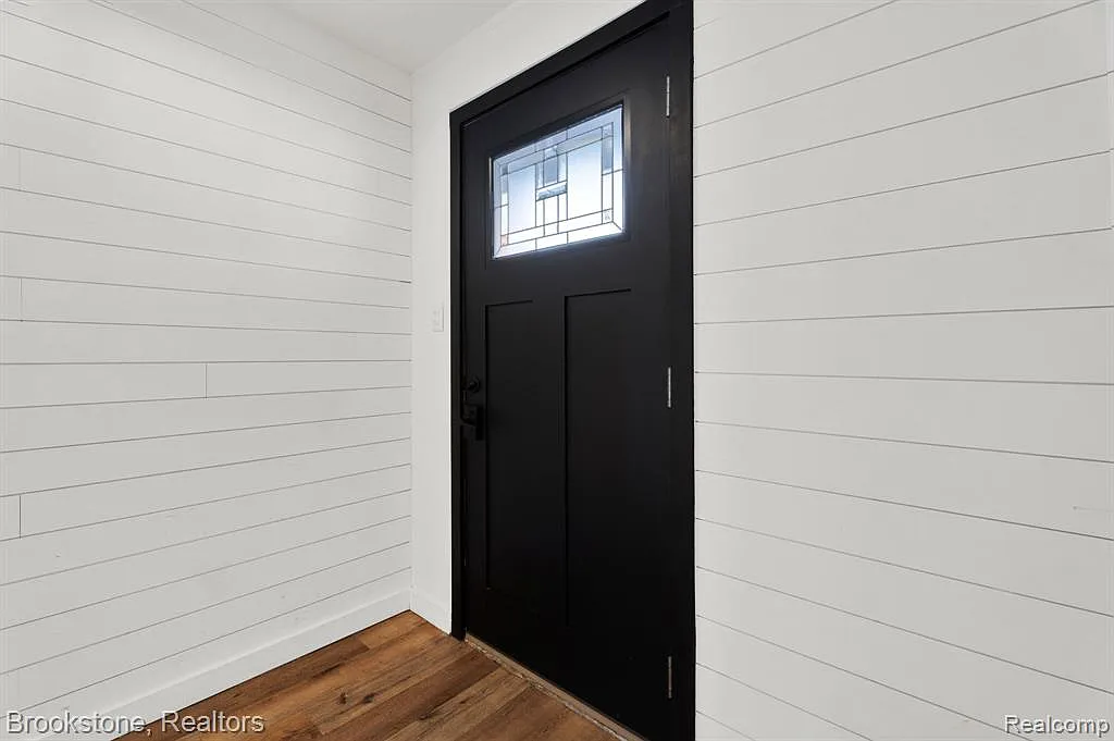 3 bed, 1.0 bath, 1748 sqft, $3,000 — Photo 2
