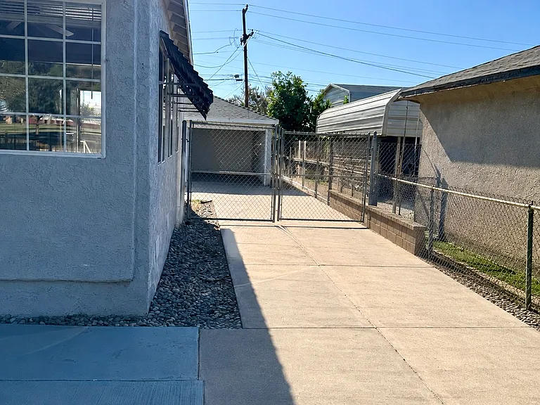 1024 Doyle St — Photo 2