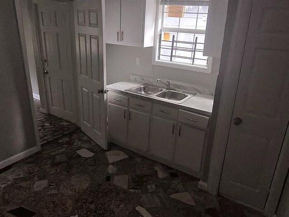 3rd image of 2198 Lyon Ave