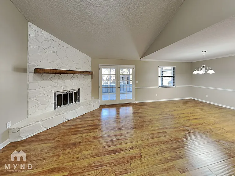 3315 Blackfoot Trl S — Photo 2