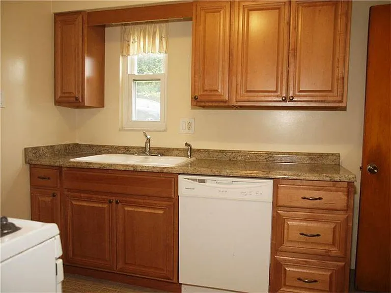 1700 Kiralfy Ave — Photo 2