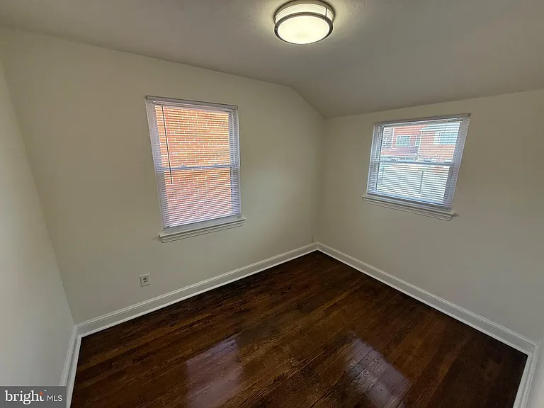374 Chaplin St SE — Photo 5