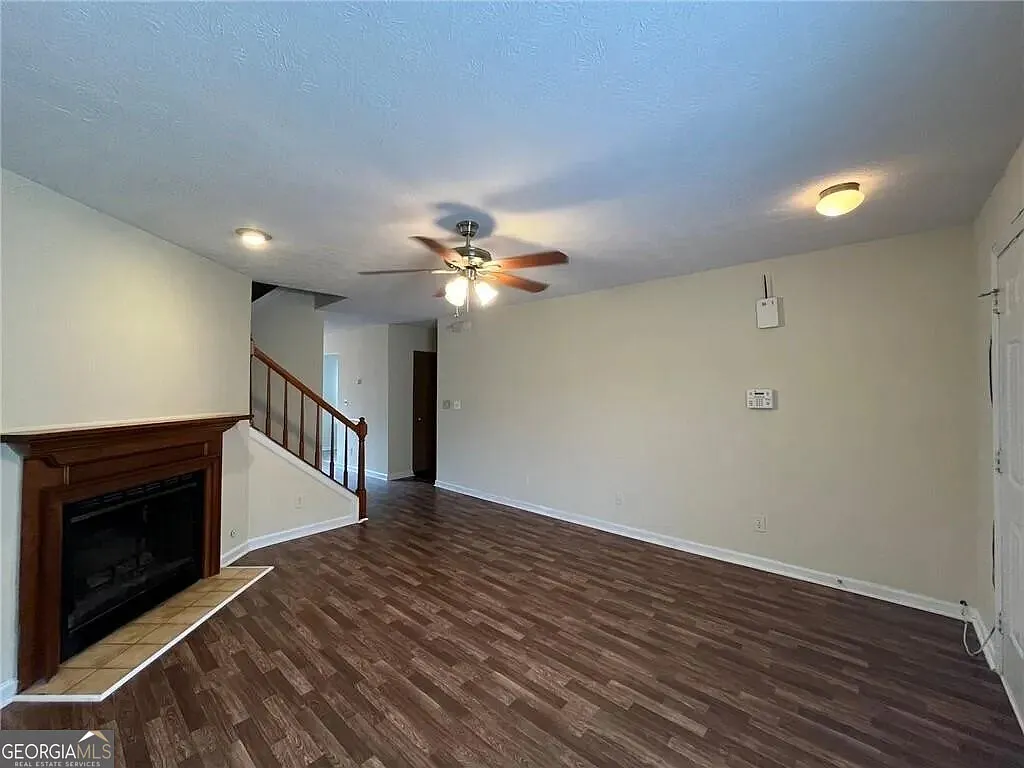 3 bed, 2.5 bath, 2300 sqft, $1,900 — Photo 3