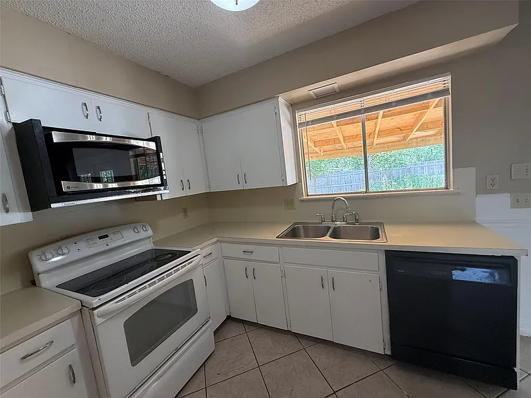 1510 Glen Burnie Dr — Photo 3