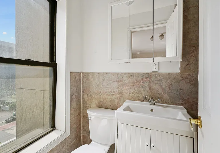 242 E 10th St #19 — Photo 3
