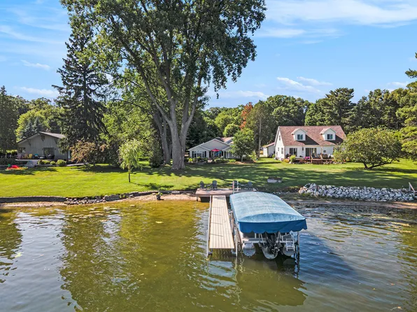15666 Connelly Ave, Spring Lake, MI 49456