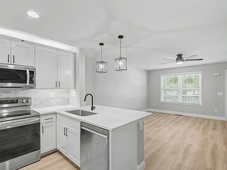 1512 E Henry St — Photo 2