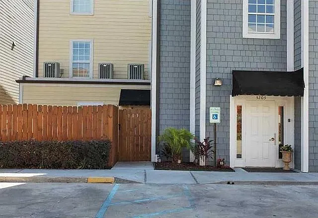 3201 Carondelet St #101 — Photo 9