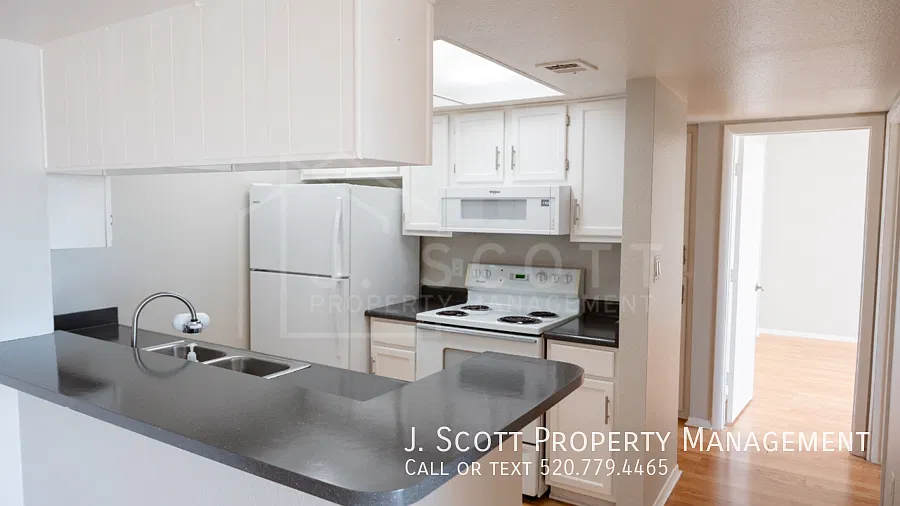 Fresh and Stylish: 2-Bedroom Townhouse Near Glendale's Top Amenities — Photo 4