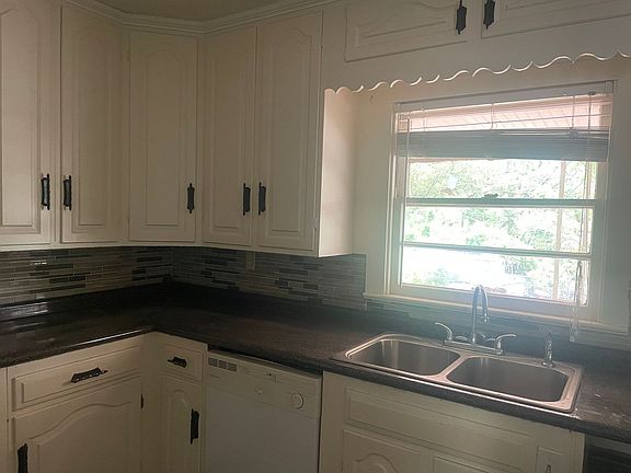 3rd image of 506 Phillips Dr