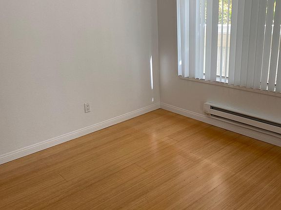 4th image of 2458 Creekside Ct