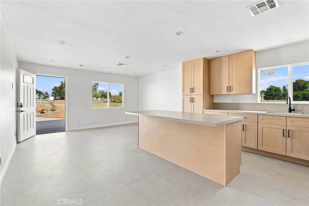 3 bed, 1200 sqft, $3,000 — Photo 3