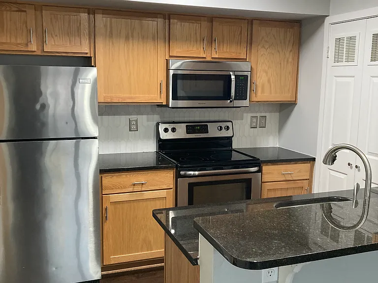 435 W 9th St #104 — Photo 2