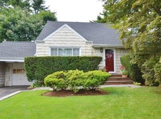 78 Woodhollow Rd, Albertson, NY 11507