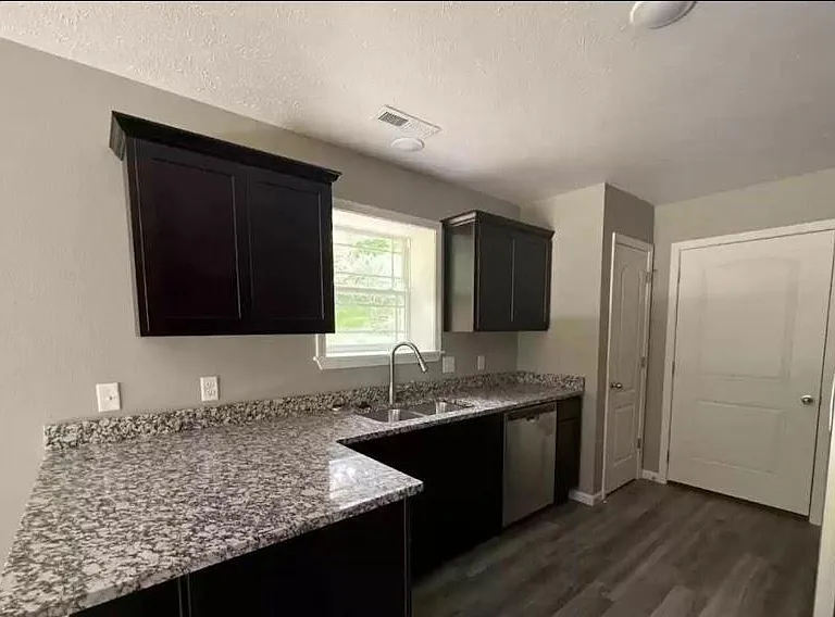 298 Walkington Ln — Photo 3