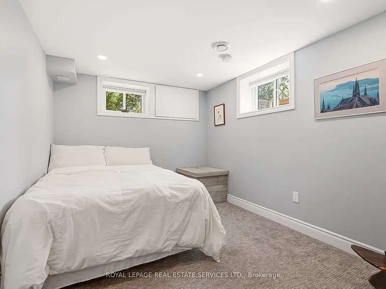 145 Suffolk Ave — Photo 29