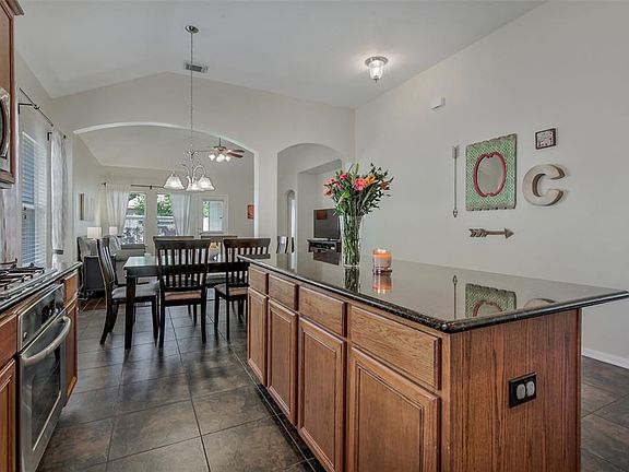 Fantastic open floor plan for family gatherings !