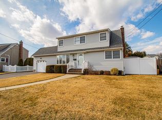 38 Westwood Rd S, Massapequa Park, NY 11762