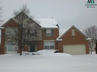 27 Wildwood Dr, Troy, MI 48085
