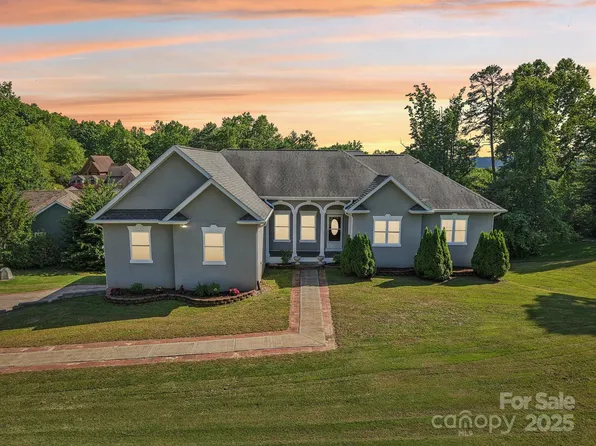 150 Baton Ln, Hendersonville, NC 28792