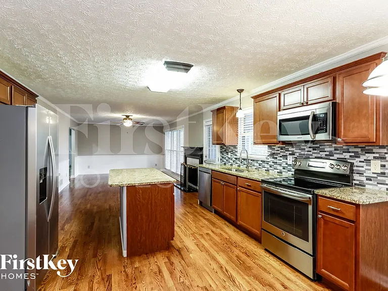 2324 Sussex Ct — Photo 6