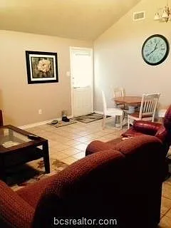 3 bed, 1322 sqft, $1,425 — Photo 2