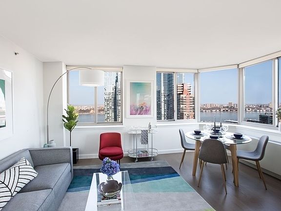 4th image of 561 10th Ave APT 25J