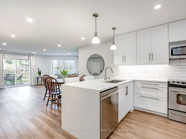 1220 Thorpe Rd #205, Burlington, ON L7S 2H4