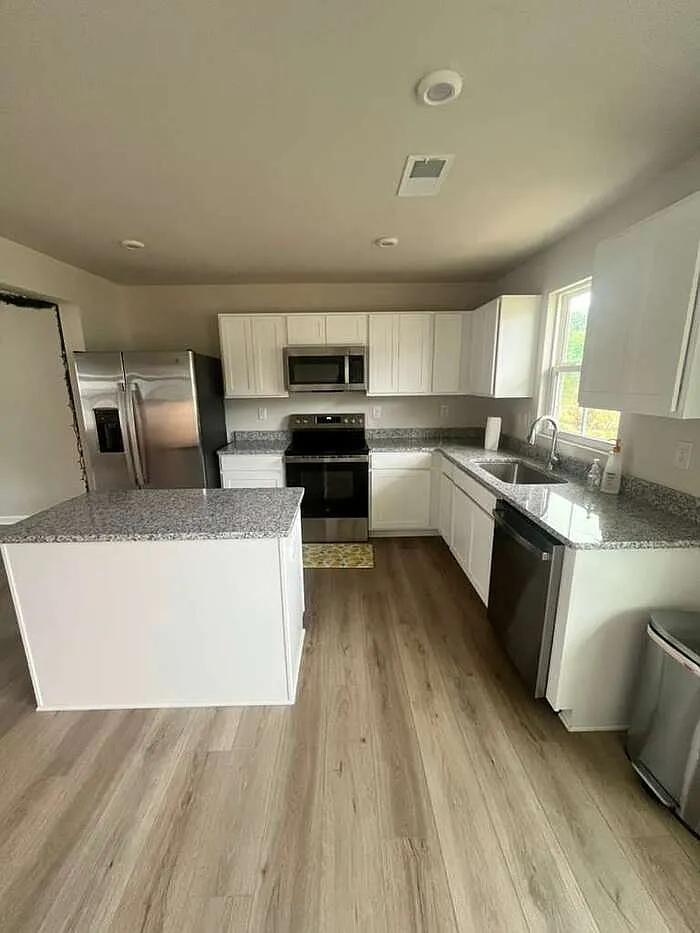 3 bed, 2.5 bath, 1576 sqft, $1,795 — Photo 3