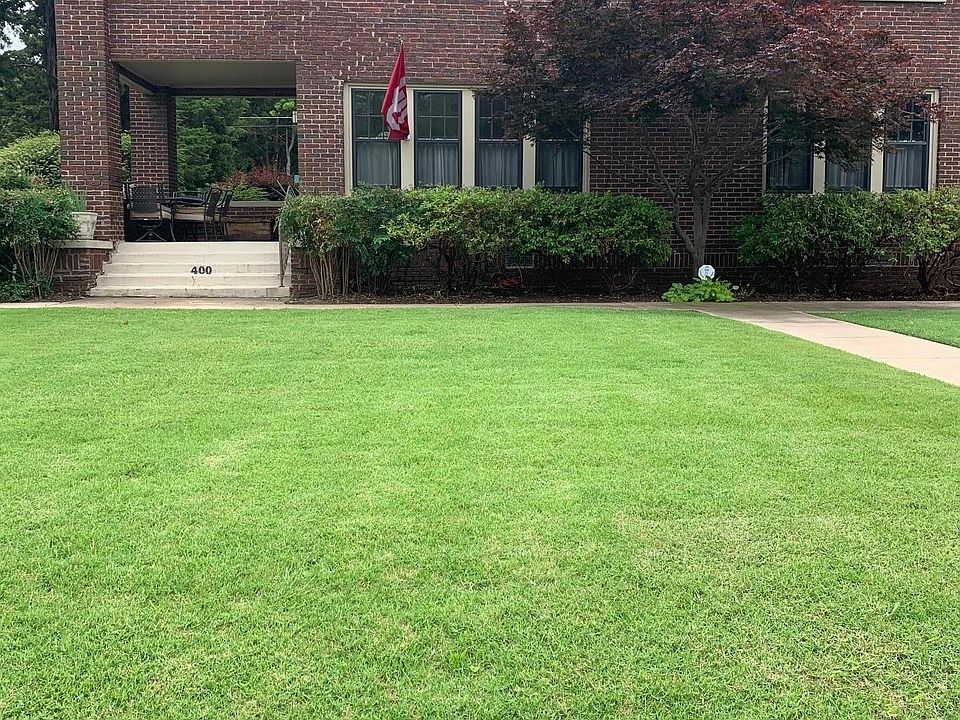 Nice corner in Heritage Hills. Unit is upstairs and features front and rear entrances